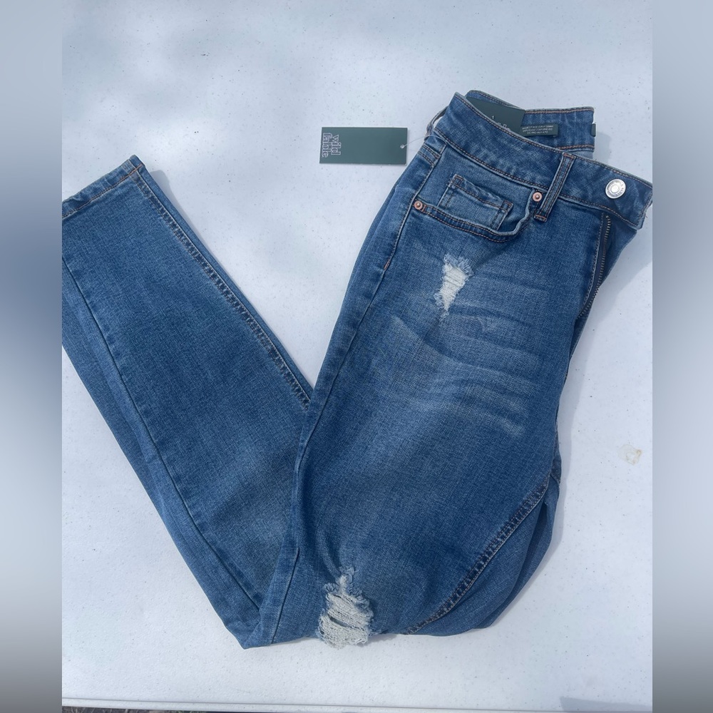 NWT distressed ripped skinny Jean